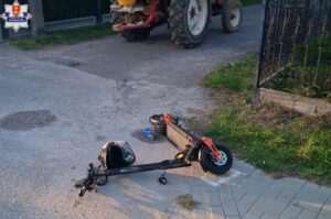Groźne zderzenie hulajnogi z ciągnikiem. Policja przypomina o zasadach