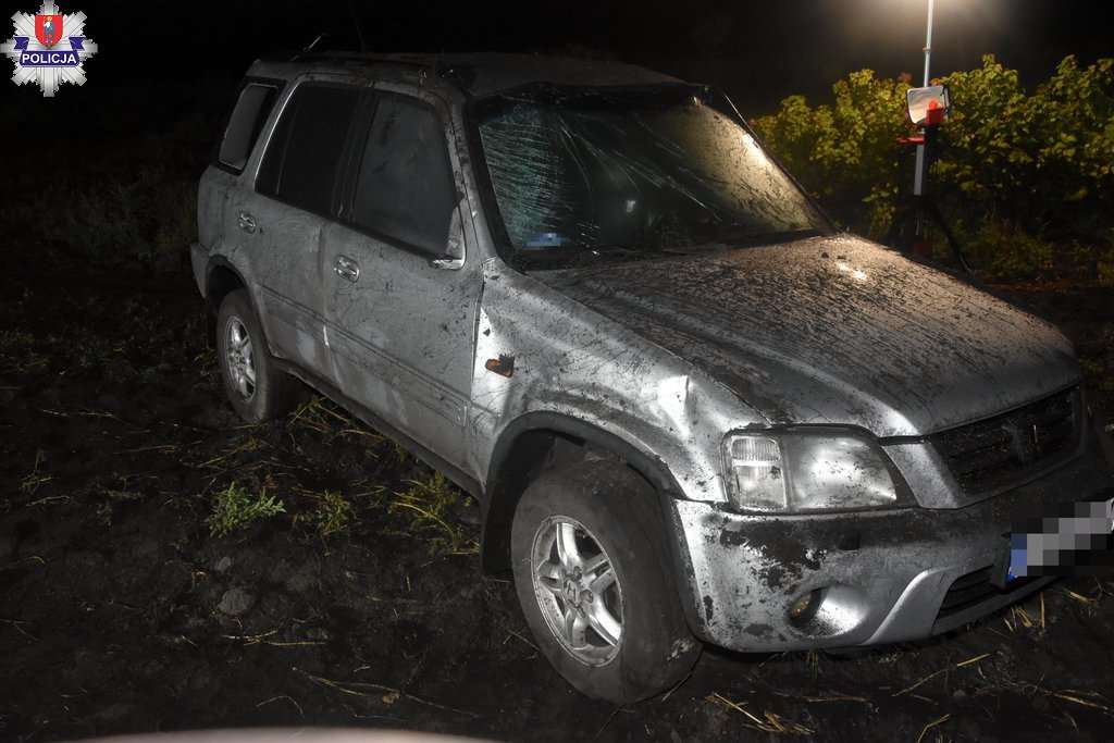 Śmiertelny wypadek w Kalinowicach. Honda dachowała na polu