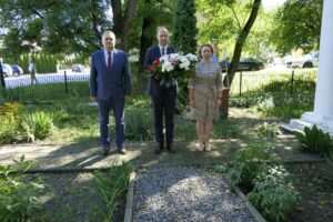 Sławomir Plis oddał hołd ofiarom wojny. Kwiaty przy Dębach Pamięci