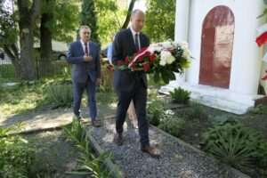 Sławomir Plis oddał hołd ofiarom wojny. Kwiaty przy Dębach Pamięci