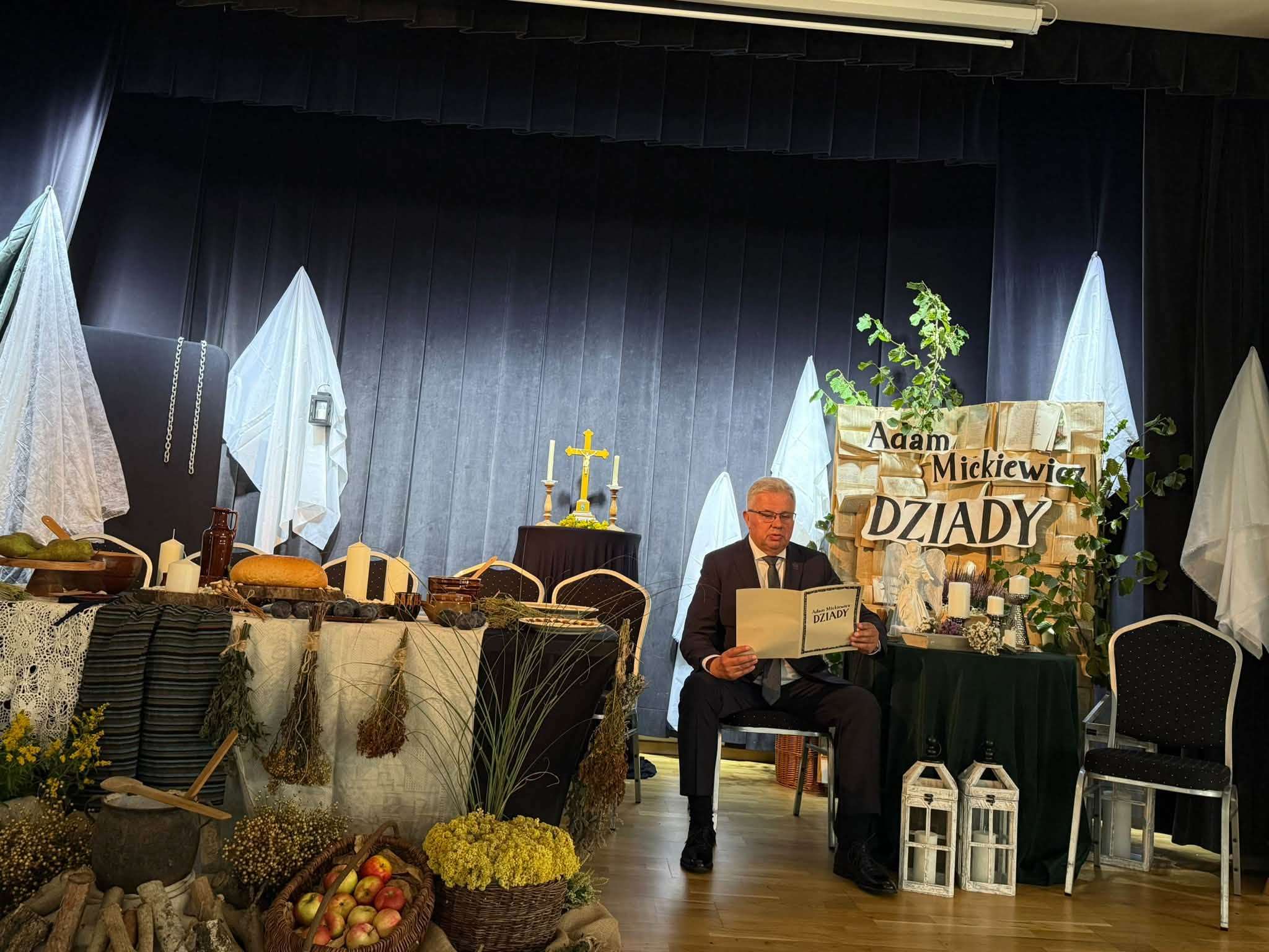 Świece, lampiony i „Dziady”. Tak czytano w Kłoczewie