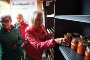 Seniorzy ugotowali leczo dla potrzebujących w Lublinie
