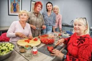Seniorzy ugotowali leczo dla potrzebujących w Lublinie