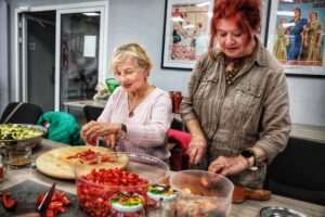 Seniorzy ugotowali leczo dla potrzebujących w Lublinie