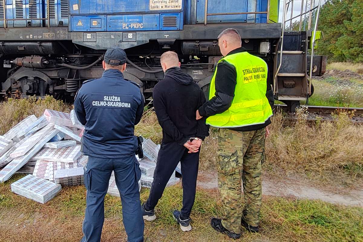 Papierosy wyrzucali z pociągu. Kontrabanda warta 300 tys. zł