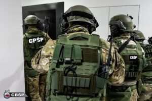 Międzynarodowa grupa przestępcza rozbita. CBŚP zabezpieczyło broń, granaty i materiały wybuchowe