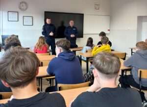 „Życie to nie gra”. Policjanci spotkali się z uczniami w Dęblinie