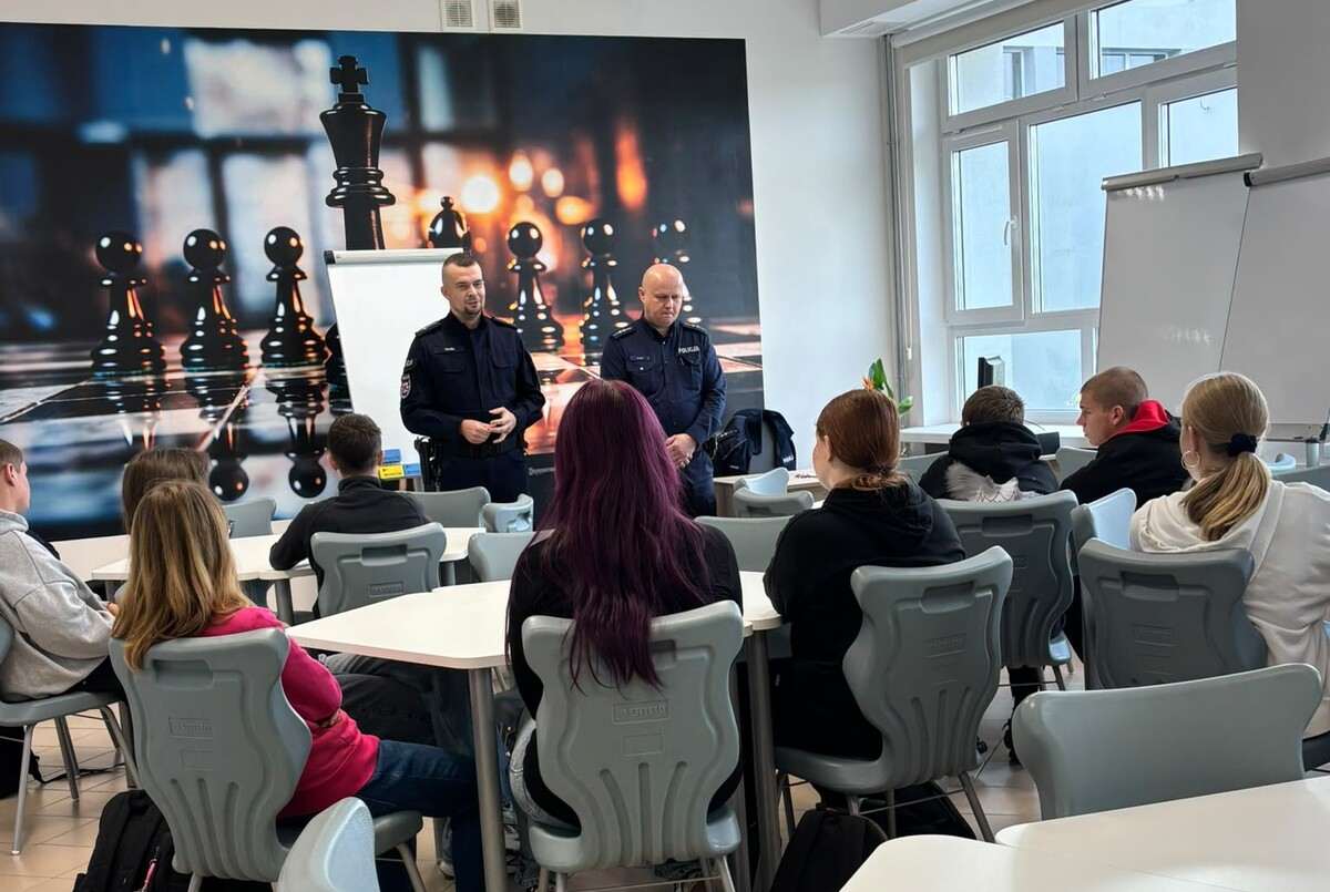 „Życie to nie gra”. Policjanci spotkali się z uczniami w Dęblinie