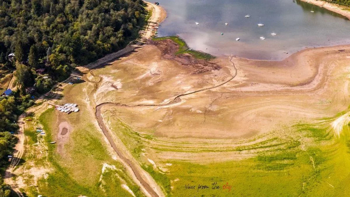Jezioro Solińskie odsłania zatopioną przeszłość. W Wołkowyi widać fundamenty dawnej szkoły