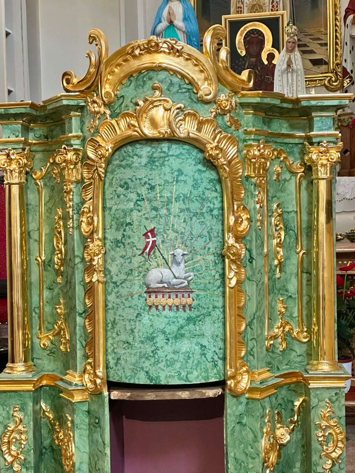 Ołtarz w Krasieninie po renowacji. Odkryto datę 1604