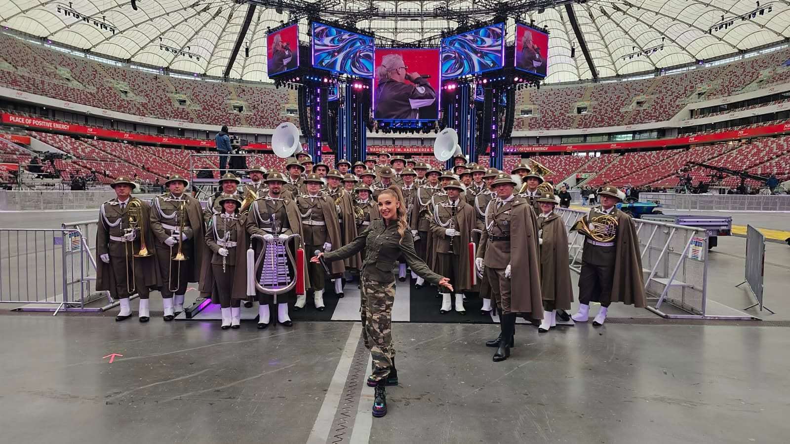 Orkiestra Straży Granicznej wystąpiła na PGE Narodowym wspólnie z wokalistką CLEO