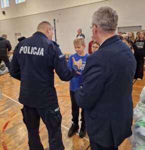 Kaski dla uczniów w Tomaszowie Lubelskim. Akcja na rzecz bezpieczeństwa