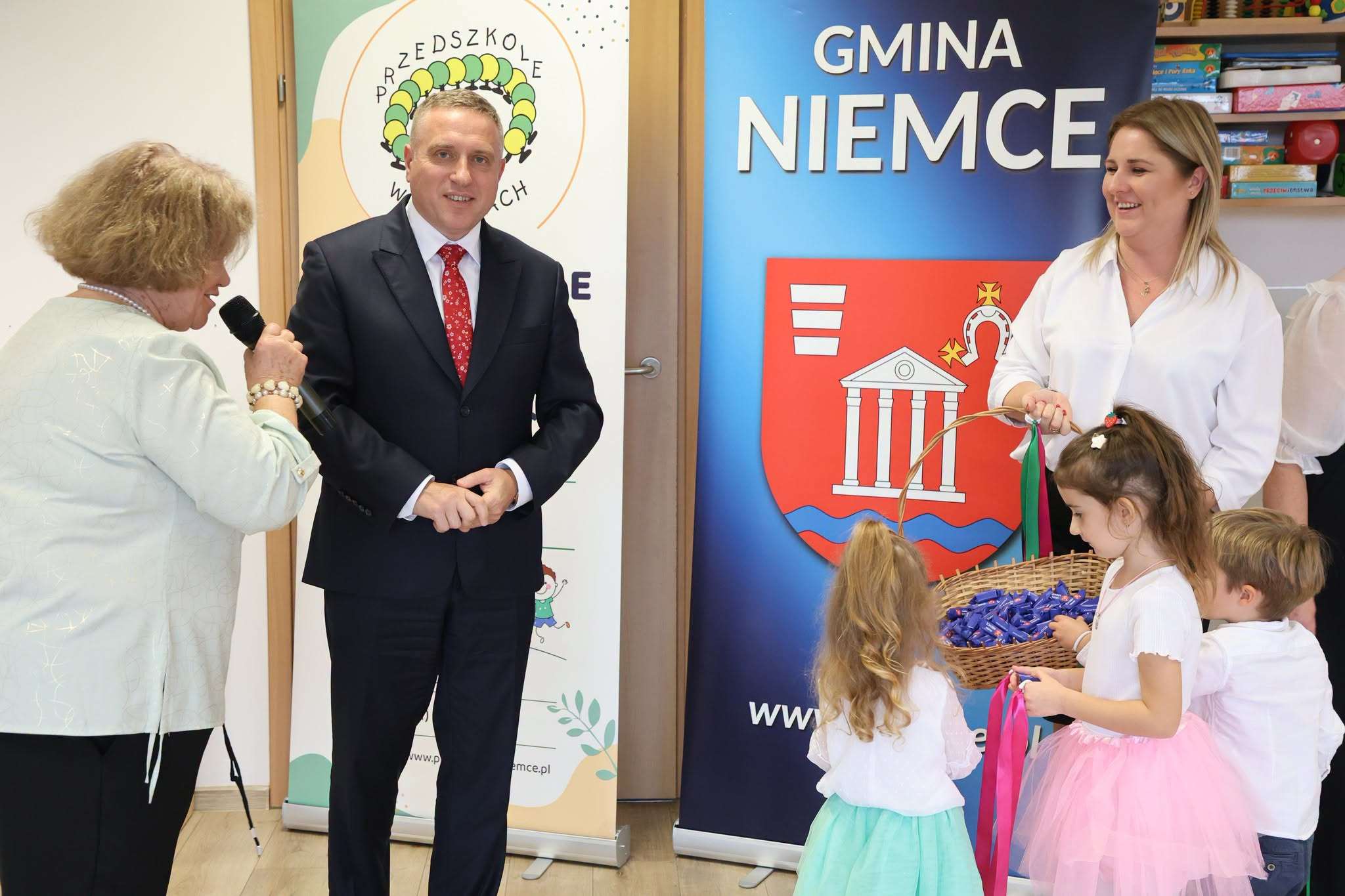 Emerytowani nauczyciele spotkali się w Niemcach. Były wspomnienia i wzruszający występ dzieci