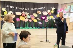 Emerytowani nauczyciele spotkali się w Niemcach. Były wspomnienia i wzruszający występ dzieci