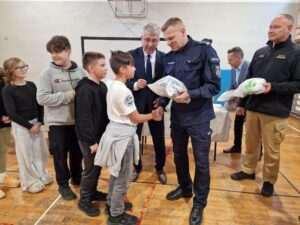 Kaski dla uczniów w Tomaszowie Lubelskim. Akcja na rzecz bezpieczeństwa