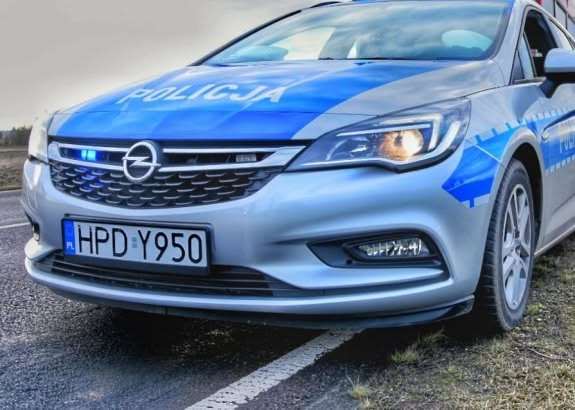 Pijany 18-latek na hulajnodze uderzył w radiowóz