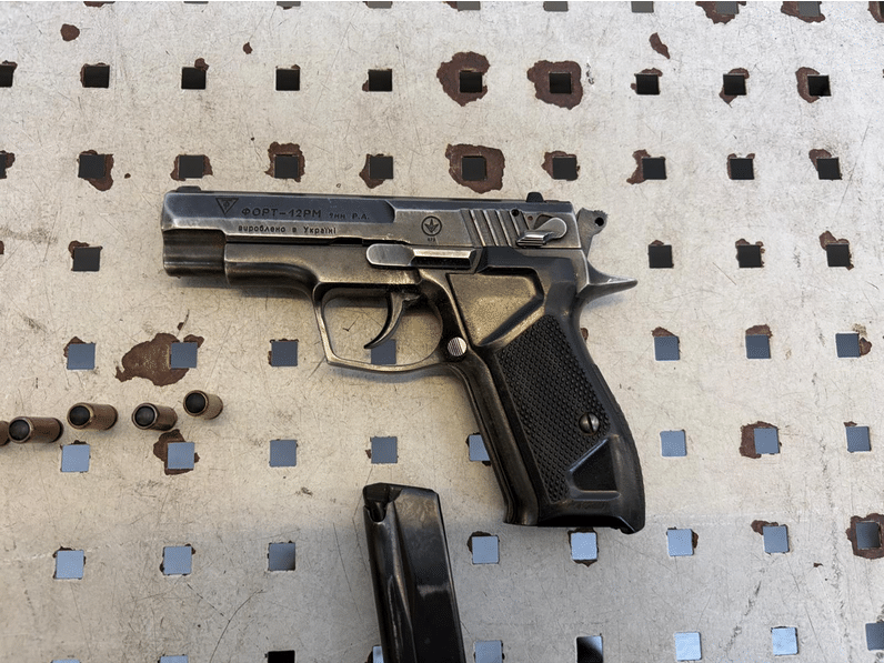 Pistolet i 11 nabojów. Broń ujawniono na granicy w Zosinie